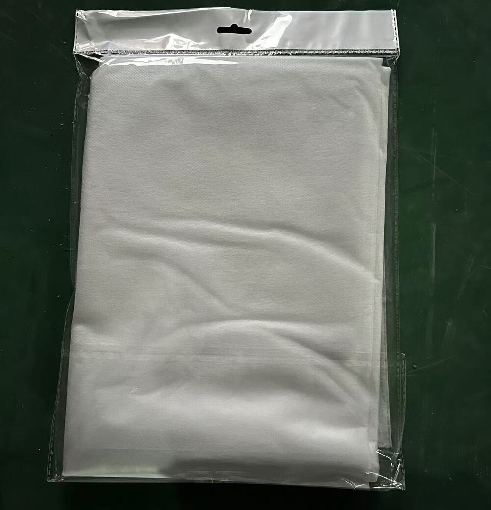 Customized wholesale garden plants with windproof, snowproof and frostproof fleece blankets, in folded packaging.