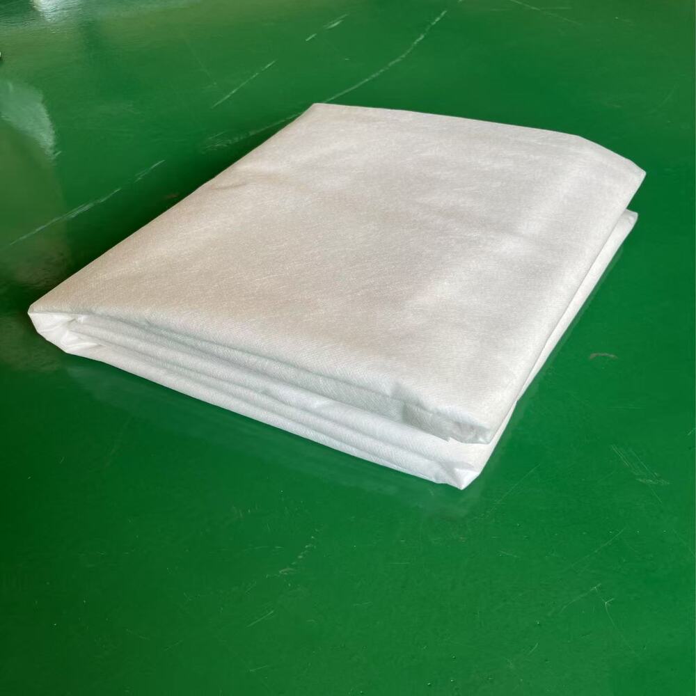 Customized wholesale garden plants with windproof, snowproof and frostproof fleece blankets, in folded packaging.